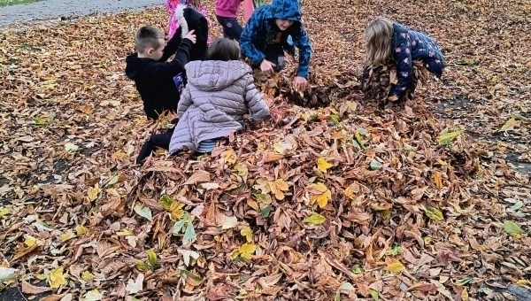 Říjen v družině a barvy podzimu