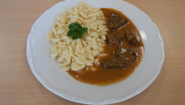 Hovězí guláš, špecle