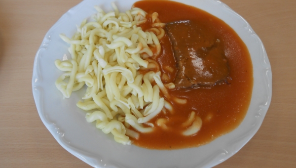 Hovězí maso vařené, rajská omáčka, bramborové copánky