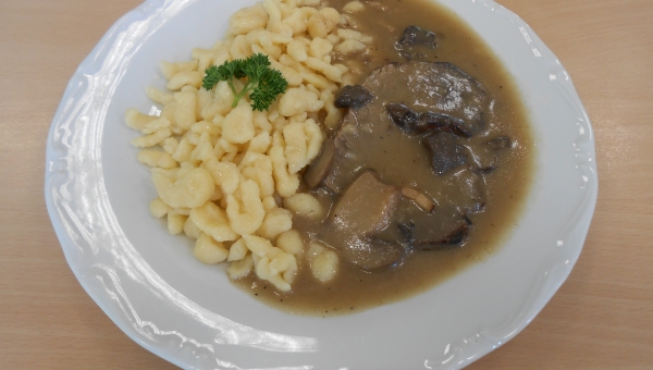 Hovězí pečeně na houbách, špecle