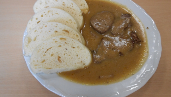 Svíčková na smetaně, houskové knedlíky