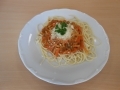 Špagety se zeleninovou směsí, sypané parmezánem