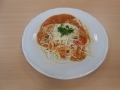 Špagety Amatriciana s rajčaty a cibulí sypané sýrem